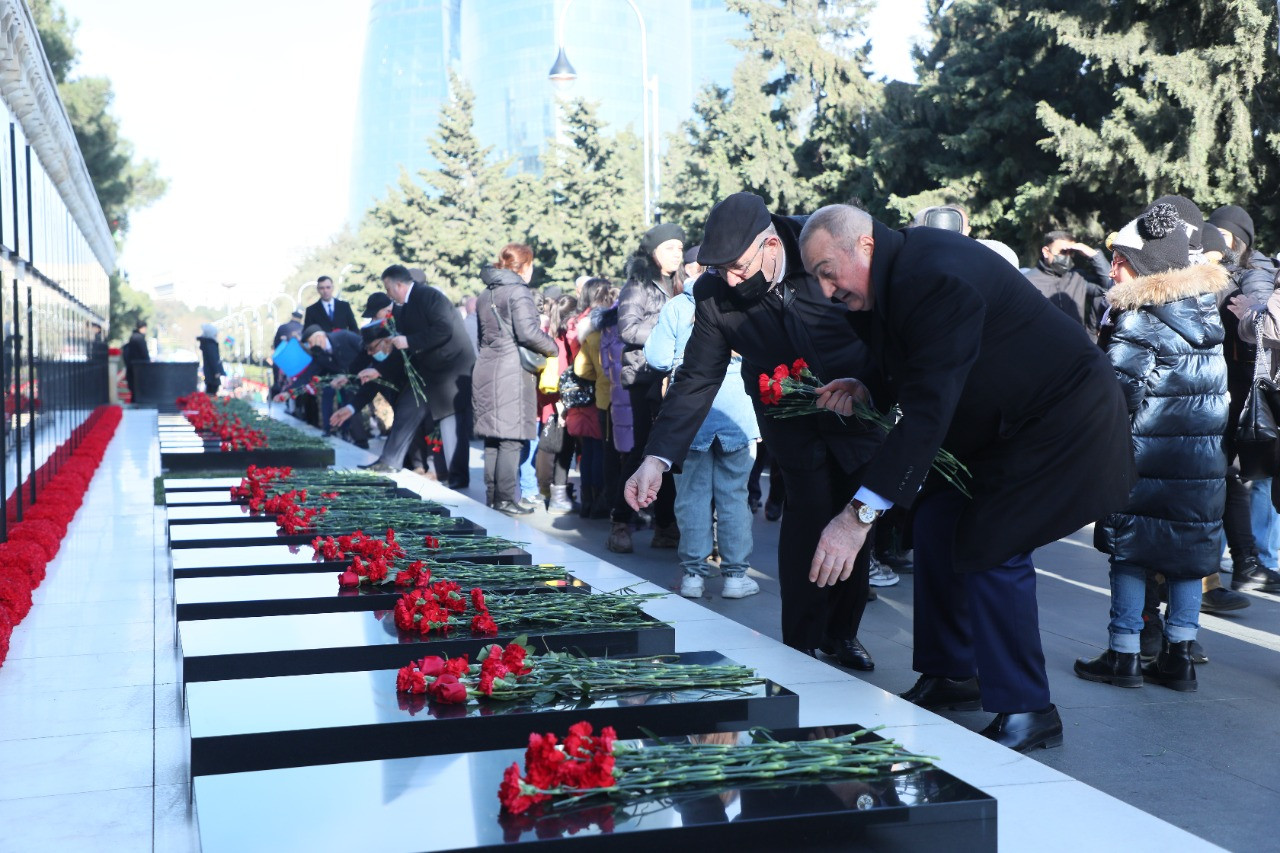 Azərbaycan Ağsaqqallar Şurasının üzvləri şəhidlərin xatirəsini yad ediblər